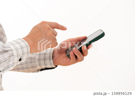スマートフォンを操作する男性 スマートフォンを操作する男性 139956129