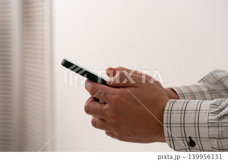 スマートフォンを操作する男性 139956131