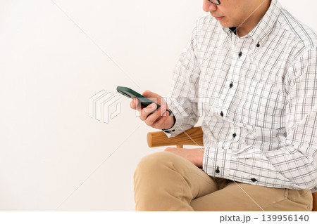 スマートフォンを操作する男性 スマートフォンを操作する男性 139956140