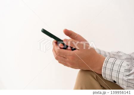 スマートフォンを操作する男性 スマートフォンを操作する男性 139956141
