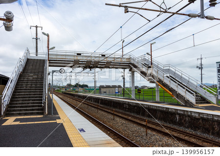 地方都市の駅ホームと跨線橋 宇野線早島駅 地方都市の駅ホームと跨線橋 宇野線早島駅 139956157