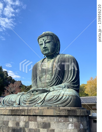 神奈川　鎌倉大仏と青空 高徳院の歴史ある仏像と観光地の景観 139956210