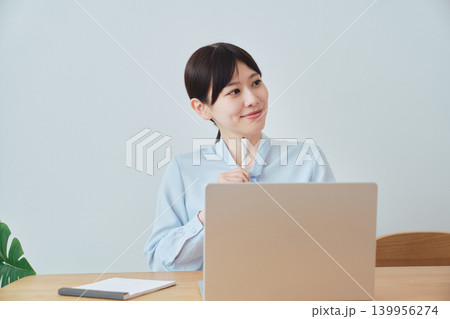 オンラインで会話をする女性 139956274