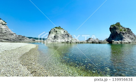 五月晴れの青空、流紋岩の白い岩肌、エメラルドグリーンの水面が美しい春の浄土ヶ浜〈岩手県宮古市〉 五月晴れの青空、流紋岩の白い岩肌、エメラルドグリーンの水面が美しい春の浄土ヶ浜〈岩手県宮古市〉 139956638