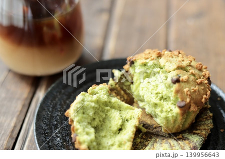半分に割った抹茶チョコチップマフィンとアイスカフェオレ 半分に割った抹茶チョコチップマフィンとアイスカフェオレ 139956643
