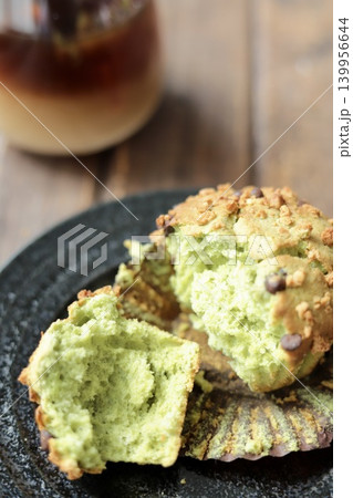 半分に割った抹茶チョコチップマフィンとアイスカフェオレ 半分に割った抹茶チョコチップマフィンとアイスカフェオレ 139956644