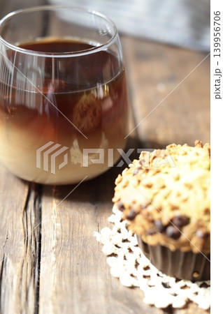 サクサクふんわりの抹茶チョコチップマフィンとセパレートカフェオレ サクサクふんわりの抹茶チョコチップマフィンとセパレートカフェオレ 139956706