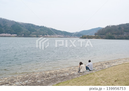 湖畔でお弁当を食べながら過ごす二人の春の休日風景 湖畔でお弁当を食べながら過ごす二人の春の休日風景 139956753