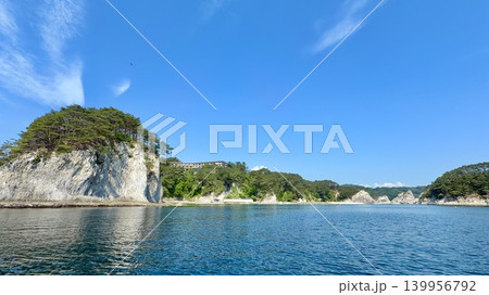 五月晴れの青空、南部赤松の緑、エメラルドブルーの水面が美しい春の浄土ヶ浜〈岩手県宮古市〉 五月晴れの青空、南部赤松の緑、エメラルドブルーの水面が美しい春の浄土ヶ浜〈岩手県宮古市〉 139956792