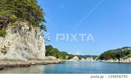 五月晴れの青空、南部赤松の緑、エメラルドブルーの水面が美しい春の浄土ヶ浜〈岩手県宮古市〉 139956793