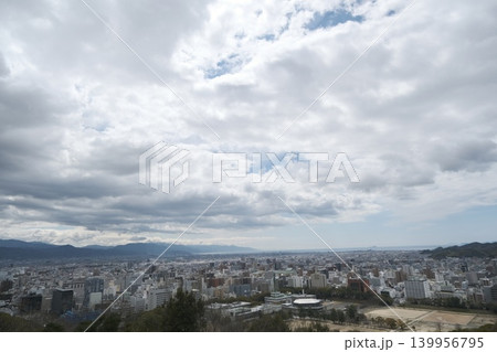 雲が広がる空の下に見える都市と山並みの展望風景 雲が広がる空の下に見える都市と山並みの展望風景 139956795