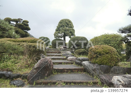石段と刈り込まれた植栽が続く日本庭園の風景 石段と刈り込まれた植栽が続く日本庭園の風景 139957274