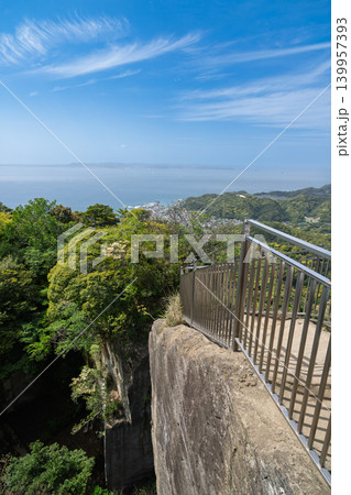青空と雲が広がる鋸山からの東京湾風景 千葉県鋸南町 青空と雲が広がる鋸山からの東京湾風景 千葉県鋸南町 139957393