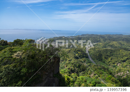 青空と雲が広がる鋸山からの東京湾風景　千葉県鋸南町 139957396