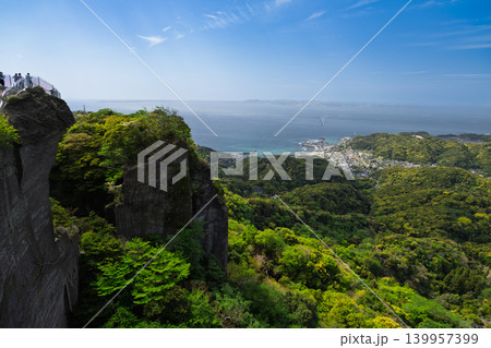 青空と雲が広がる鋸山からの東京湾風景 千葉県鋸南町 青空と雲が広がる鋸山からの東京湾風景 千葉県鋸南町 139957399