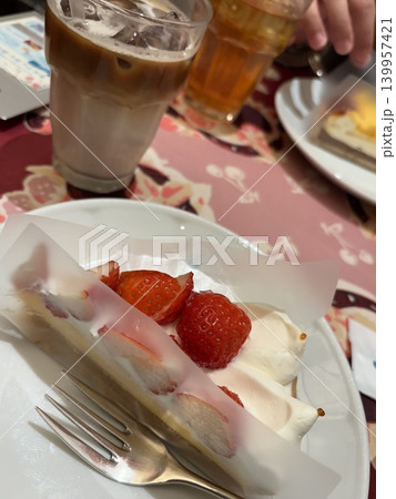 苺のタルトとカフェオレをいただきます。 苺のタルトとカフェオレをいただきます。 139957421