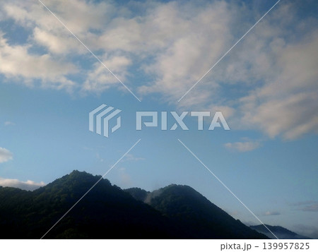朝の雲が流れる山並みの風景と青空 朝の雲が流れる山並みの風景と青空 139957825