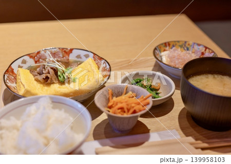 ふわふわのだし巻き卵の定食 139958103