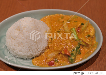 タレー・パッポンカリーとライス タイの海鮮カレー炒め タレー・パッポンカリーとライス タイの海鮮カレー炒め 139958109