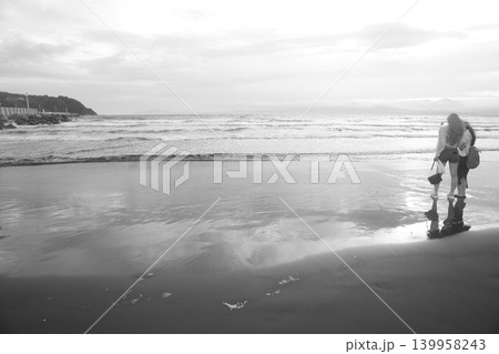 海を眺める二人の女性の後ろ姿 海を眺める二人の女性の後ろ姿 139958243