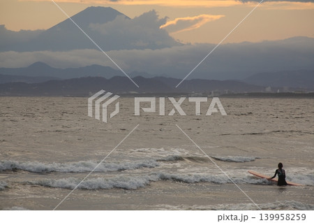 湘南海岸の夕焼けとサーファー 湘南海岸の夕焼けとサーファー 139958259