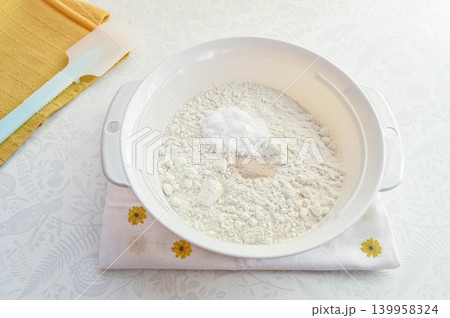 小麦粉の生地作り 小麦粉の生地作り 139958324