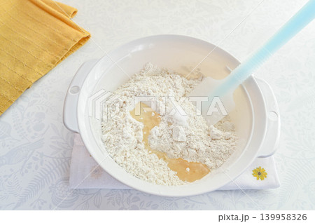 小麦粉の生地作り 小麦粉の生地作り 139958326