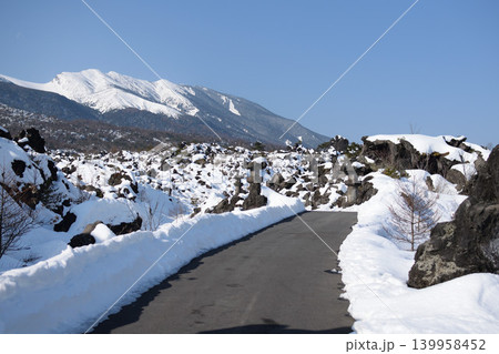 雪に覆われた鬼押出し園と浅間山 群馬県の冬景色 雪に覆われた鬼押出し園と浅間山 群馬県の冬景色 139958452