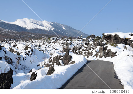 雪に覆われた鬼押出し園と浅間山 群馬県の冬景色 139958453
