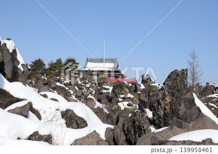 雪に覆われた鬼押出し園と浅間山 群馬県の冬景色 139958461