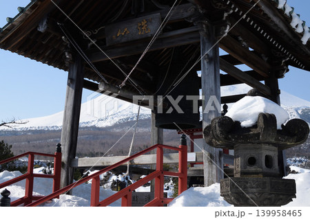 雪に覆われた鬼押出し園と浅間山 群馬県の冬景色 雪に覆われた鬼押出し園と浅間山 群馬県の冬景色 139958465
