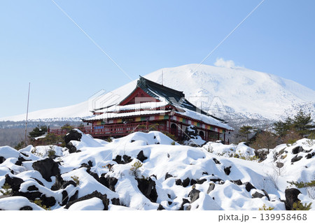 雪に覆われた鬼押出し園と浅間山 群馬県の冬景色 雪に覆われた鬼押出し園と浅間山 群馬県の冬景色 139958468