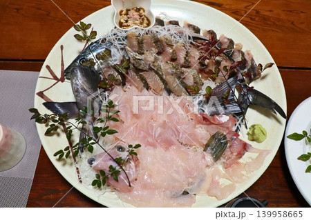 色とりどりの新鮮な刺身盛り合わせ 色とりどりの新鮮な刺身盛り合わせ 139958665