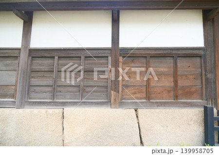 白壁と木板が組み合わさった和風建築の外壁 白壁と木板が組み合わさった和風建築の外壁 139958705