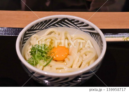 卵黄とネギを添えたシンプルなうどん 卵黄とネギを添えたシンプルなうどん 139958717
