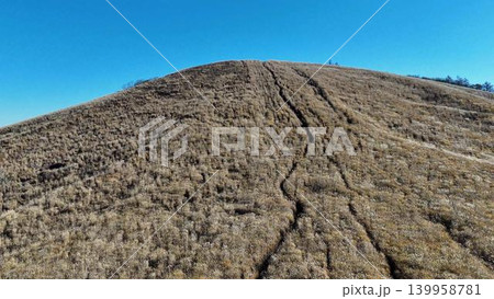 三国峠の斜面を覆う一面のススキ野原と初冬の山肌 三国峠の斜面を覆う一面のススキ野原と初冬の山肌 139958781