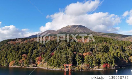 箱根神社の平和の鳥居と紅葉の駒ヶ岳を望む秋の空撮 箱根神社の平和の鳥居と紅葉の駒ヶ岳を望む秋の空撮 139958785