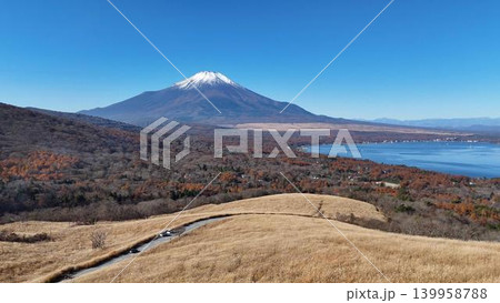 三国峠のワインディングロードと山中湖の向こうの富士山 三国峠のワインディングロードと山中湖の向こうの富士山 139958788