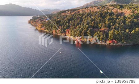 夕暮れの箱根芦ノ湖と平和の鳥居を望む秋の空撮 139958789