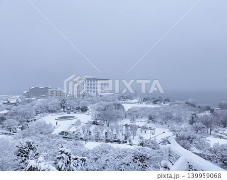 滋賀・長浜城から見た一面雪景色となった長浜の街並み 滋賀・長浜城から見た一面雪景色となった長浜の街並み 139959068