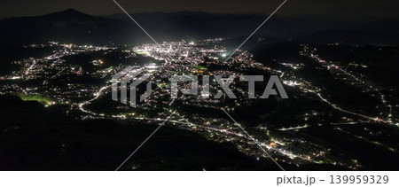 【ドローン空撮】美の山公園から見下ろす秩父盆地のパノラマ夜景 【ドローン空撮】美の山公園から見下ろす秩父盆地のパノラマ夜景 139959329