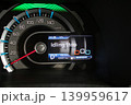 アイドリングストップ状態の車のメーター 139959617