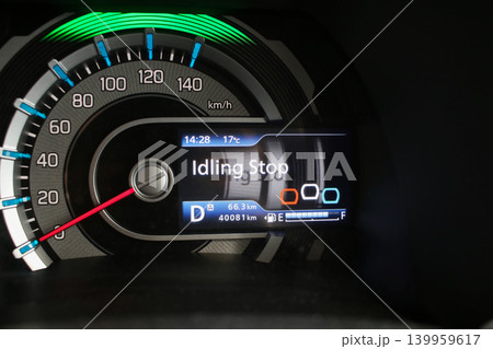 アイドリングストップ状態の車のメーター アイドリングストップ状態の車のメーター 139959617