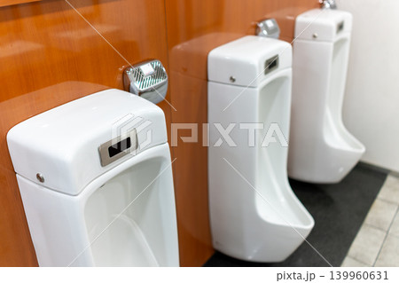 清潔感のある商業施設の男性用トイレ設備 139960631