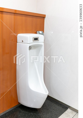 清潔感のある商業施設の男性用トイレ設備 139960633