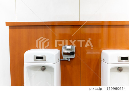 清潔感のある商業施設の男性用トイレ設備 清潔感のある商業施設の男性用トイレ設備 139960634