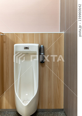 清潔感のある商業施設の男性用トイレ設備 清潔感のある商業施設の男性用トイレ設備 139960642