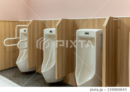 清潔感のある商業施設の男性用トイレ設備 清潔感のある商業施設の男性用トイレ設備 139960643
