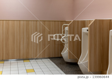 清潔感のある商業施設の男性用トイレ設備 139960644