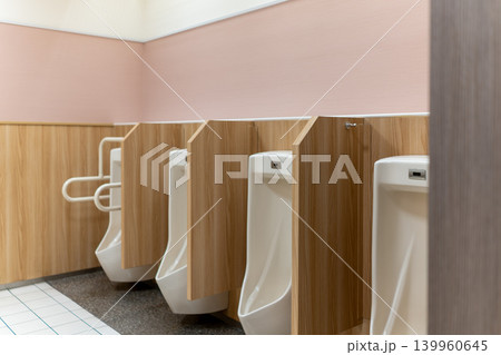 清潔感のある商業施設の男性用トイレ設備 清潔感のある商業施設の男性用トイレ設備 139960645